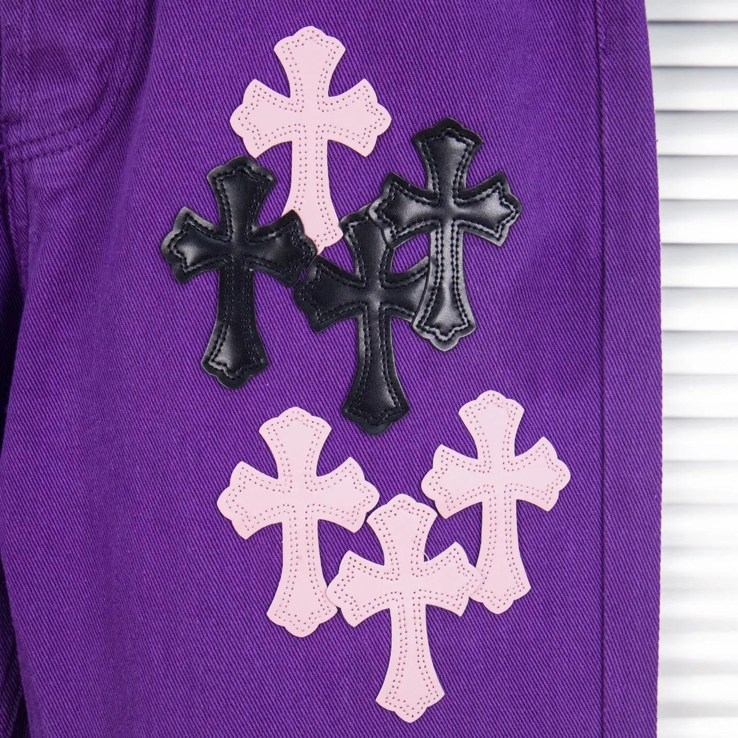 P240 Chrome Hearts Overseas limited edition violet patchwork leather cross hot girl couple jeans are a hot item this season and are sought after by countless celebrities and fashionistas. The neat details of the cutting process add color to the playful fashion! The neat and meticulous design, and the well-fitting structure is unique. The upper body not only has outstanding recognition, but also looks younger and younger. A style with the ultimate wearing meaning and performance, gorgeous color matching, and the craftsmanship of this style is also extremely extraordinary. After the finished product is washed, it is disassembled and hand-made with sheepskin cross leather and then spliced ​​together to complete. The whole piece has too many craftsmanship to describe. It is decorated with patchwork cross flowers and high-waisted washed jeans! ! Absolutely high-end luxury product, a god-level single product, a super popular product, made by top heavy industry, a magic weapon that cannot be missed to hit the streets. Style number: 1837 Size: 28 30 32 34 Color: purple